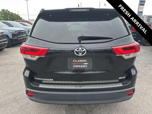 Midnight Black Metallic 2017 Toyota Highlander XLE