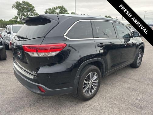 Midnight Black Metallic 2017 Toyota Highlander XLE