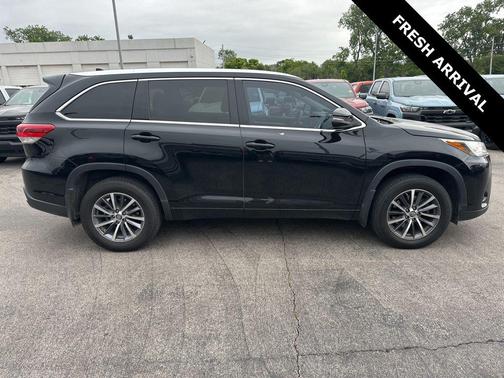 Midnight Black Metallic 2017 Toyota Highlander XLE