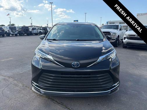 Midnight Black Metallic 2021 Toyota Sienna XLE 8 Passenger