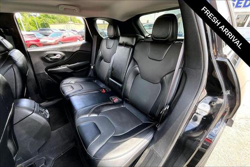 Diamond Black Crystal Pearlcoat 2022 Jeep Cherokee Latitude Lux