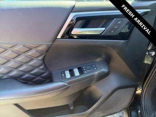 Black Diamond 2024 Mitsubishi Outlander SEL