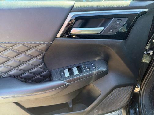 Black Diamond 2024 Mitsubishi Outlander SEL