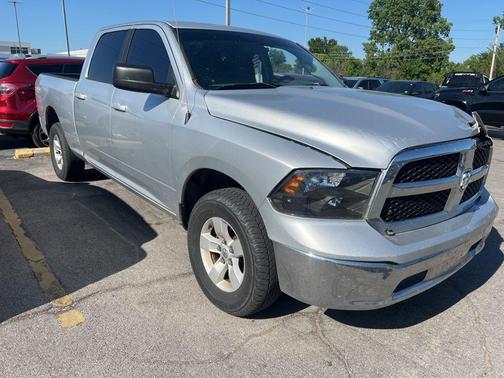 Bright Silver Metallic Clearcoat 2019 RAM 1500 SLT