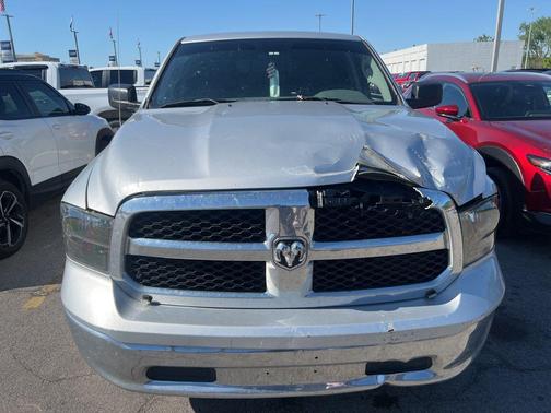 Bright Silver Metallic Clearcoat 2019 RAM 1500 SLT