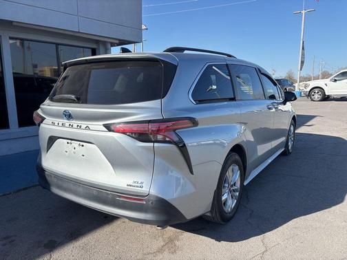 2021 Toyota Sienna XLE 8 Passenger