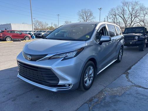 2021 Toyota Sienna XLE 8 Passenger