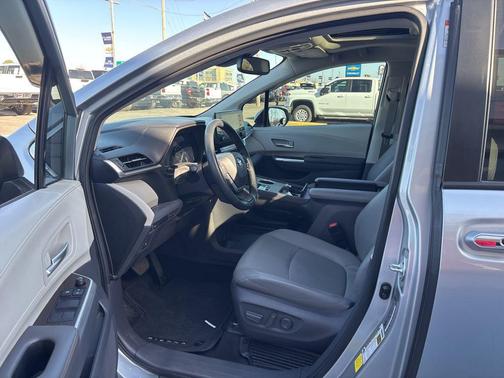 2021 Toyota Sienna XLE 8 Passenger