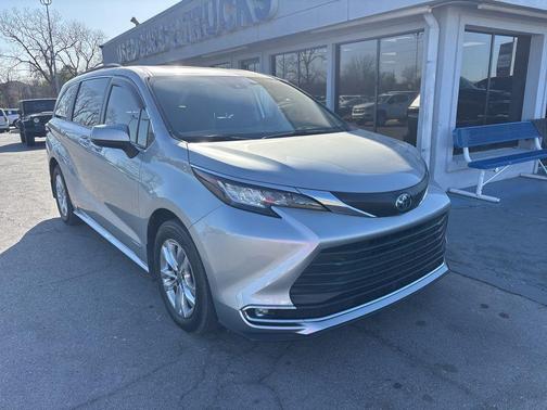 2021 Toyota Sienna XLE 8 Passenger