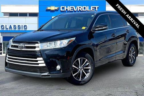 Midnight Black Metallic 2018 Toyota Highlander XLE