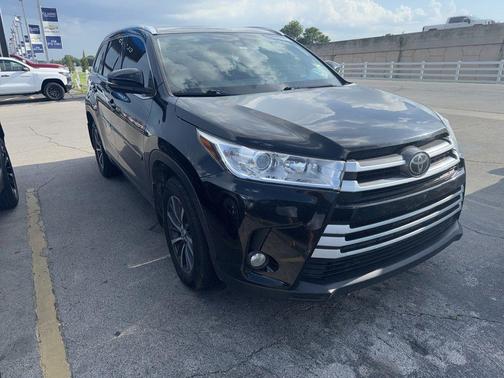 Midnight Black Metallic 2018 Toyota Highlander XLE