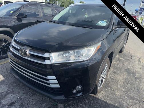 Midnight Black Metallic 2018 Toyota Highlander XLE