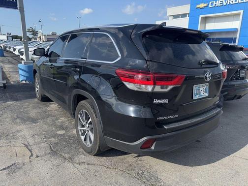 Midnight Black Metallic 2018 Toyota Highlander XLE