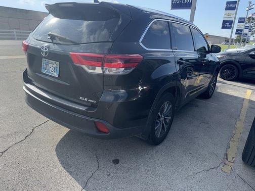 Midnight Black Metallic 2018 Toyota Highlander XLE