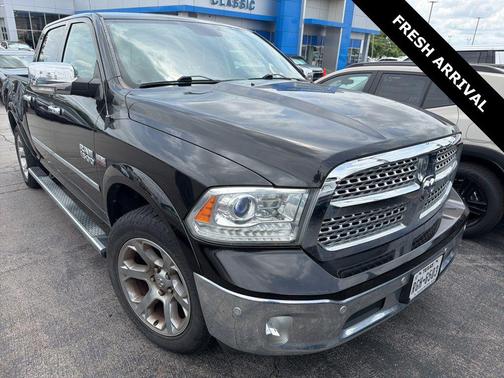 Brilliant Black Crystal Pearlcoat 2017 RAM 1500 Laramie