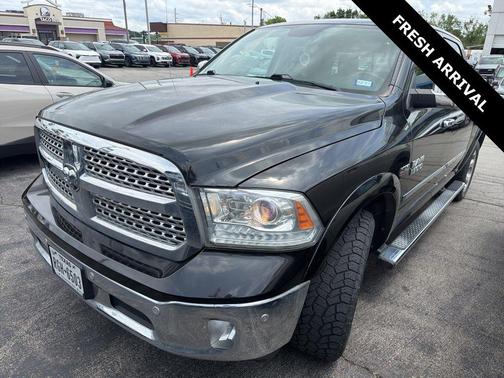 Brilliant Black Crystal Pearlcoat 2017 RAM 1500 Laramie