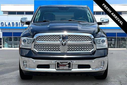Brilliant Black Crystal Pearlcoat 2017 RAM 1500 Laramie