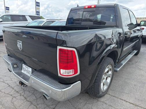 Brilliant Black Crystal Pearlcoat 2017 RAM 1500 Laramie