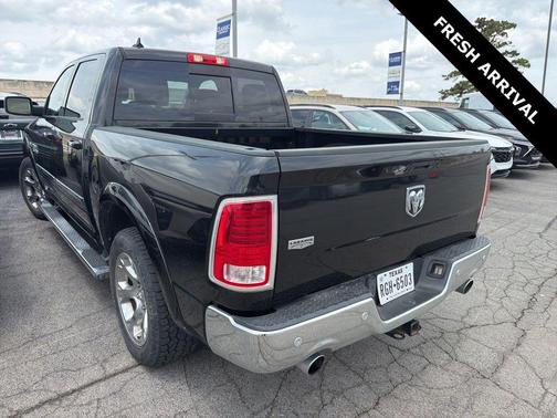 Brilliant Black Crystal Pearlcoat 2017 RAM 1500 Laramie