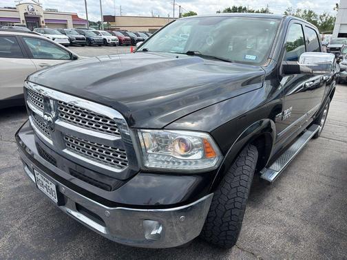 Brilliant Black Crystal Pearlcoat 2017 RAM 1500 Laramie