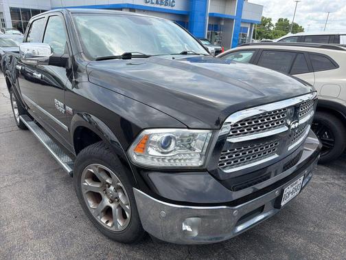 Brilliant Black Crystal Pearlcoat 2017 RAM 1500 Laramie