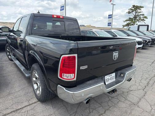 Brilliant Black Crystal Pearlcoat 2017 RAM 1500 Laramie
