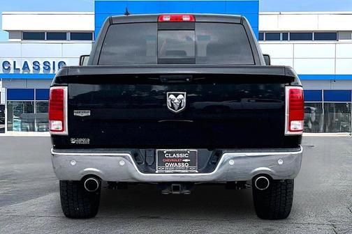 Brilliant Black Crystal Pearlcoat 2017 RAM 1500 Laramie