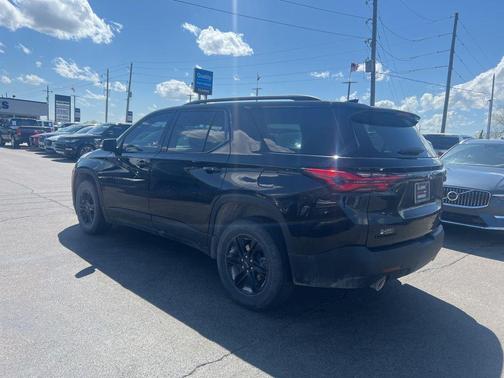 Mosaic Black Metallic 2023 Chevrolet Traverse LS
