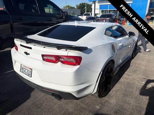 Summit White 2022 Chevrolet Camaro RWD Coupe LT1