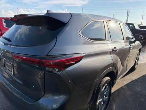 Magnetic Gray Metallic 2023 Toyota Highlander L