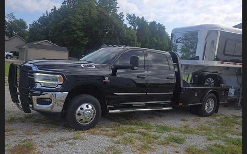 Diamond Black Crystal Pearlcoat 2022 RAM 3500 Big Horn Crew Cab 4x4 8' Box
