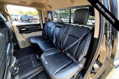 Diamond Black Crystal Pearlcoat 2022 RAM 3500 Big Horn Crew Cab 4x4 8' Box