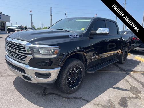 Diamond Black Crystal Pearlcoat 2019 RAM 1500 Laramie