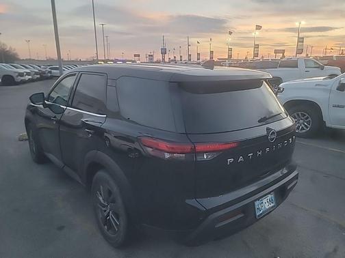 2022 Nissan Pathfinder S 2WD
