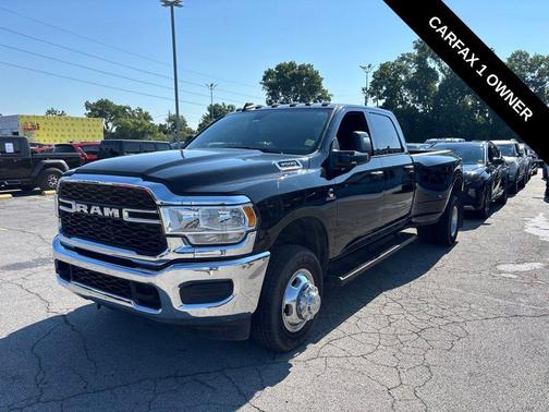 Diamond Black Crystal Pearlcoat 2024 RAM 3500 Tradesman Crew Cab 4x4 8' Box