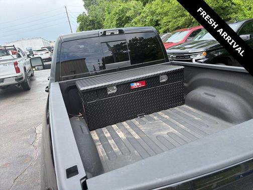 Diamond Black Crystal Pearlcoat 2023 RAM 2500 Laramie Crew Cab 4x4 6'4' Box