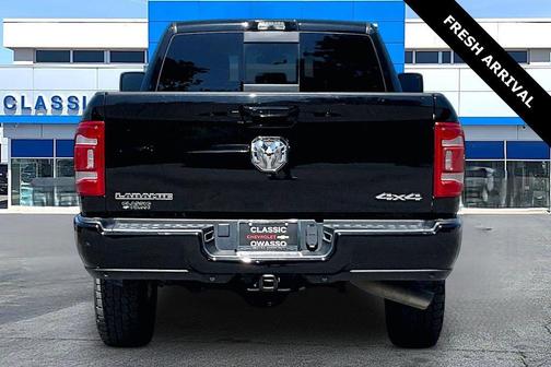 Diamond Black Crystal Pearlcoat 2023 RAM 2500 Laramie Crew Cab 4x4 6'4' Box
