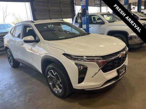 Summit White 2025 Chevrolet Trax LT