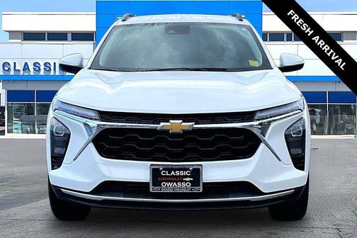 Summit White 2025 Chevrolet Trax LT