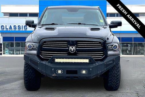 Brilliant Black Crystal Pearlcoat 2016 RAM 1500 Sport