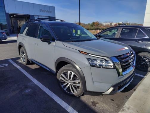 2023 Nissan Pathfinder Platinum