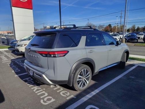 2023 Nissan Pathfinder Platinum