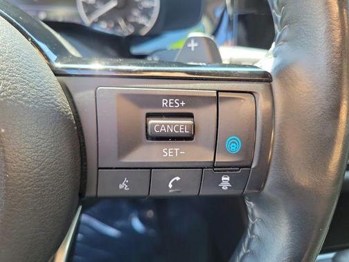 White 2022 Nissan Pathfinder SL