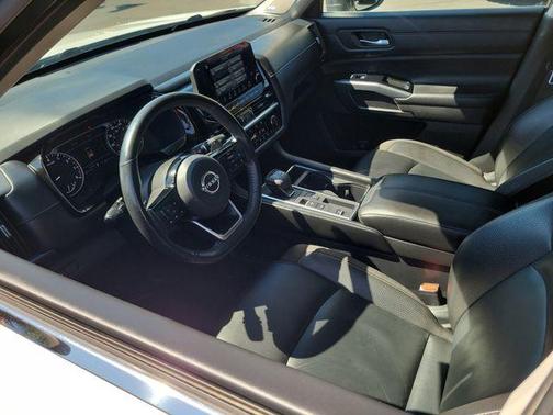 White 2022 Nissan Pathfinder SL