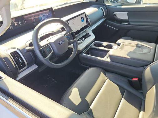 Oxford White 2025 Ford Expedition Active