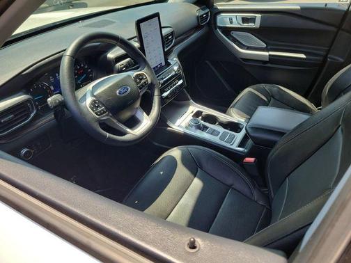 Star White 2023 Ford Explorer Limited