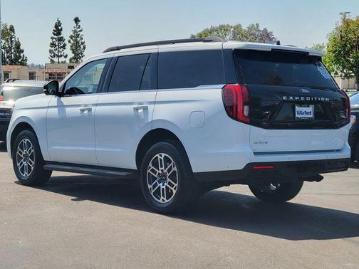 Oxford White 2025 Ford Expedition Active
