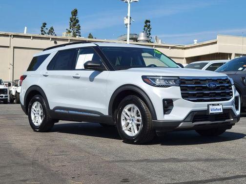Space White Metallic 2025 Ford Explorer Active