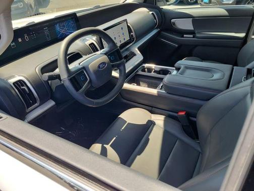 Oxford White 2025 Ford Expedition Active