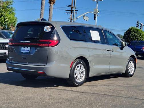 2023 Chrysler Pacifica Touring-L